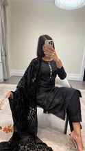 Load image into Gallery viewer, DEFECTIVE Dhanak embroidered suit with plachi shawl and jewelled tassel on neckline￼