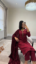 Load image into Gallery viewer, DEFECTIVE Dhanak embroidered suit with plachi shawl and jewelled tassel on neckline￼