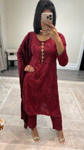 Load image into Gallery viewer, DEFECTIVE Dhanak embroidered suit with plachi shawl and jewelled tassel on neckline￼