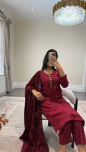 Load image into Gallery viewer, DEFECTIVE Dhanak embroidered suit with plachi shawl and jewelled tassel on neckline￼