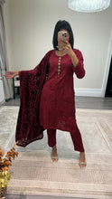 Load image into Gallery viewer, DEFECTIVE Dhanak embroidered suit with plachi shawl and jewelled tassel on neckline￼