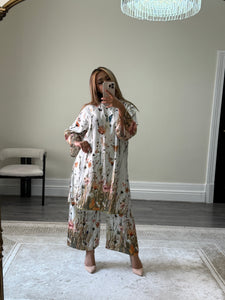 Jacquard printed 2 piece set with shirt and trouser.