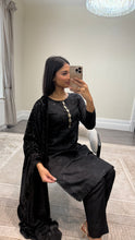Load image into Gallery viewer, DEFECTIVE Dhanak embroidered suit with plachi shawl and jewelled tassel on neckline￼