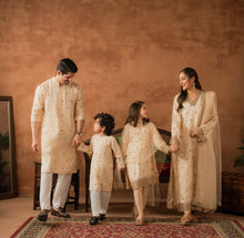 Load image into Gallery viewer, Family Festive #3 (2-4 weeks delivery)
