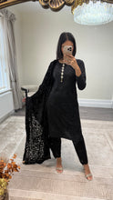 Load image into Gallery viewer, DEFECTIVE Dhanak embroidered suit with plachi shawl and jewelled tassel on neckline￼