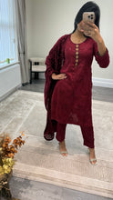 Load image into Gallery viewer, DEFECTIVE Dhanak embroidered suit with plachi shawl and jewelled tassel on neckline￼