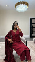 Load image into Gallery viewer, DEFECTIVE Dhanak embroidered suit with plachi shawl and jewelled tassel on neckline￼