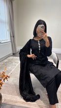 Load image into Gallery viewer, DEFECTIVE Dhanak embroidered suit with plachi shawl and jewelled tassel on neckline￼