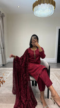 Load image into Gallery viewer, DEFECTIVE Dhanak embroidered suit with plachi shawl and jewelled tassel on neckline￼