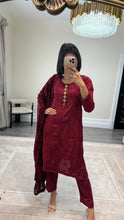 Load image into Gallery viewer, DEFECTIVE Dhanak embroidered suit with plachi shawl and jewelled tassel on neckline￼
