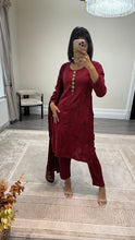 Load image into Gallery viewer, DEFECTIVE Dhanak embroidered suit with plachi shawl and jewelled tassel on neckline￼
