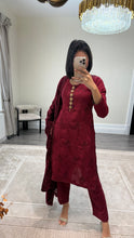 Load image into Gallery viewer, DEFECTIVE Dhanak embroidered suit with plachi shawl and jewelled tassel on neckline￼