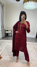 Load image into Gallery viewer, DEFECTIVE Dhanak embroidered suit with plachi shawl and jewelled tassel on neckline￼