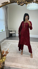 Load image into Gallery viewer, DEFECTIVE Dhanak embroidered suit with plachi shawl and jewelled tassel on neckline￼