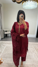 Load image into Gallery viewer, DEFECTIVE Dhanak embroidered suit with plachi shawl and jewelled tassel on neckline￼