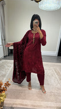 Load image into Gallery viewer, DEFECTIVE Dhanak embroidered suit with plachi shawl and jewelled tassel on neckline￼