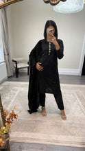 Load image into Gallery viewer, DEFECTIVE Dhanak embroidered suit with plachi shawl and jewelled tassel on neckline￼