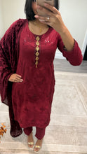 Load image into Gallery viewer, DEFECTIVE Dhanak embroidered suit with plachi shawl and jewelled tassel on neckline￼