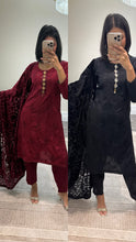 Load image into Gallery viewer, DEFECTIVE Dhanak embroidered suit with plachi shawl and jewelled tassel on neckline￼
